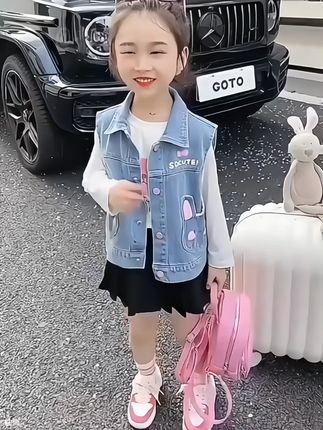 2025春秋新款女童牛仔马甲,潮娃必备洋气外套儿童时髦穿搭,秒变时尚焦点!#女童时尚穿搭 #春秋儿童外套 #牛仔马甲推荐 #宝宝洋气搭配 #秋季儿童新品