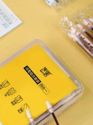 【消毒四件套】麦里军训必备应急消毒套装 麦里这款消毒四件套,是日常应急和军训的刚需品!套装里包含碘伏消毒棉签和 75% 酒精棉片,能覆盖多种消毒场景,伤口清洁、物品表面消毒都能用。 碘伏棉签独立包装,拆开就能用,避免交叉污染,处理小擦伤、蚊虫叮咬很方便。75% 酒精棉片杀菌率高,擦手机、门把手、军训器械都合适。四件套组合便携不占地,装在书包、军训背包里不占空间,不管是日常居家应急,还是军训期间处理小伤口,都能快速消毒,守护卫生安全。 #消毒 #军训必备 #消毒棉签 #酒精棉片 #消毒杀菌