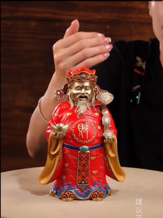 红袍金冠,手托元宝,满是对美好的期盼。#非遗文化