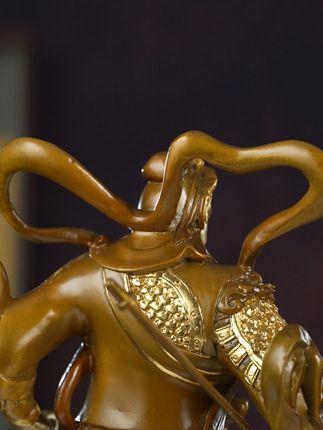 《伽蓝关公》——他以忠、义、信、勇的精神内涵,而深受欢迎! 在公司、商铺或家中摆放他,代表的是美好的祝愿。#关公像 #开业礼物 #公司装饰 #铜工艺品摆件