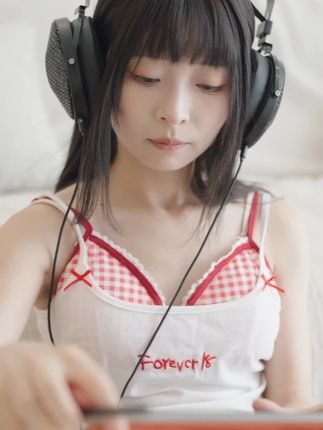 高音质易驱动高性价比头戴大耳——「水平线」 >>三频均衡、平滑耐听、超低失真,细节丰富 >>高敏低阻易驱动,强大性能潜力 >>广泛使用场景,耳机本体约重352g * 单元使用『大型有限元仿真系统COMSOL』辅助设计 #水月雨水平线 #水平线 #头戴式耳机 #HIFI