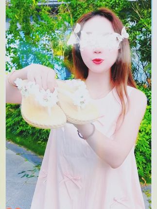 夏天海边度假就穿它!超百搭花朵凉拖包邮到家 姐妹们!这个季节必备的人字拖来咯~而且是包邮到家哦!!快冲吧!!#这个夏天我将加入更权威的穿搭圈 #请微胖女 生自信大胆穿 #夏天的第一件碎花裙#白鹿恋夏风穿搭我先学#度假裙大测评