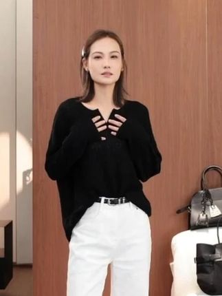 初秋神衫!@闺蜜 这件洞洞衫咱们必须人手一件!美哭! 大胆穿白色吧#穿出高级感 #时髦精 #穿搭 #高级感穿搭 #美洋服饰旗舰店