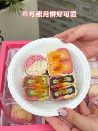 你也会给你的小朋友在中秋前安排上这个草莓熊月饼礼盒的对吧! #月饼 #中秋 #月饼礼盒 #新奇好吃的月饼 #用周杰伦的本草纲目打开月饼