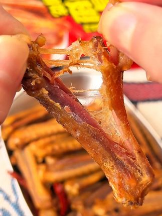 鸭中翅坚决选用大肉多的 老师傅古法盐焗方式 先焗后烤再风干 #王小焗 #王小焗干香鸭中翅 #零食推荐 #好吃到停不下来 #妈呀太香了