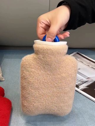 天气马上又冻手冻脚了,提前准备好这个热水袋 灌上热水就可以暖手暖脚暖被窝了#热水袋#暖水袋#秋冬必备#热敷#双十一
