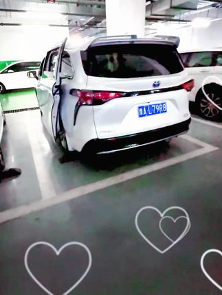 赛那格瑞维亚,原车这个位置是有领航灯的,但是没法用的,可以加一个领航灯的一个模块,激活领航灯,这样平时跑夜路,高速的时候,打开领航灯,可以对后车起到一个很好的警示作用! #塞纳 #丰田赛那 #赛那 #丰田塞纳 #格瑞维亚