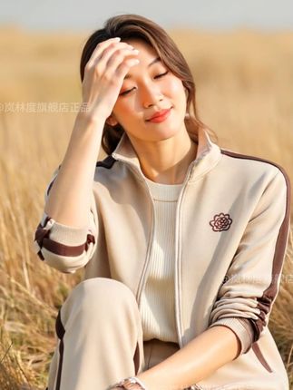 妈妈装秋装50岁60高档洋气衣服装中年女装春秋中老年外套运动 秋装新款套装来袭!穿上好看又减龄 ,遮肉百搭又显瘦! 而且不光质量好,价格还很划算 ,整套免搭配,省时又省力,高档面料不起球不掉色,抗皱又舒适!#遮肉显瘦 #洋气减龄 #每日新款推荐 #穿出自信穿出美丽