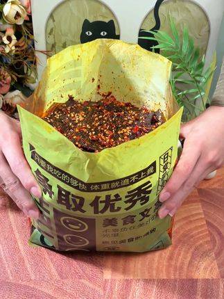 爱吃辣的一定要试试这款臭干子,又香又辣,地地道道的湖南风味 #零食推荐 #辣条 #好吃到停不下来