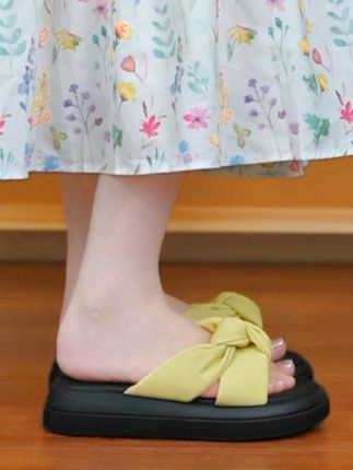 #夏日通勤休闲穿搭 #夏季凉拖 #厚底女鞋 #脚宽脚胖都可以 #仙女必备
