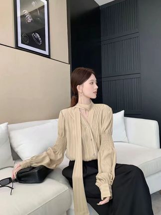古金色V领衬衫女秋季新款丝带设计高级感时尚长袖衬衣#显瘦穿搭#谁穿谁好看系列 #小众设计感#ootd穿搭 #通勤搭配