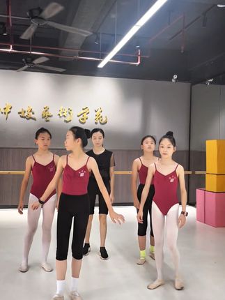 周周老师的舞蹈班