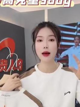 纤维长、透气性拉满,简约运动套装穿起来轻盈无负担,藏肉显瘦还 显精神。穿得舒服,才能更有底气去闯呀🌟#卫衣 #男女同款 #亲肤柔软 #小个子穿搭 #遮肉显瘦遮肉减龄