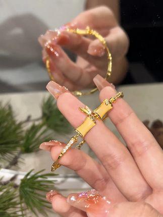 🎋光顺着竹节漫过来时,手腕像笼着层薄雾!这 “浮光” 也太会捉迷藏 #周大生 #竹节 #手链