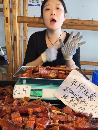 最近我们腊草鱼很受欢迎,我们湖南的烟熏腊草鱼是一个常见的家常菜!#腊鱼#腊草鱼#烟熏腊草鱼