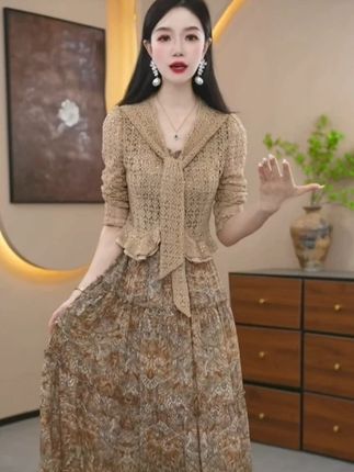 这套两件套直接把复古优雅焊在身上~配色温柔到心化! 这套两件套直接把复古优雅焊在身上~上衣V领+荷叶边,精致到骨子里;下装碎花裙垂坠感绝了,配色温柔到心化!约会、下午茶、闺蜜聚,穿它就是人群里的焦点。#连衣裙 #温柔风穿搭 #优雅温婉女装 #内搭外穿都好看