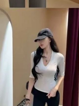 2025早秋新款美式辣妹V领中袖T恤女设计款修身显瘦洋气百搭#ootd穿搭#今天穿什么#好看的衣服都在这里#显瘦穿搭#谁穿谁好看系列