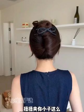 姐妹们今年牛仔时尚度真的拉满了 竟然还出了扭扭夹 戴上甜酷感