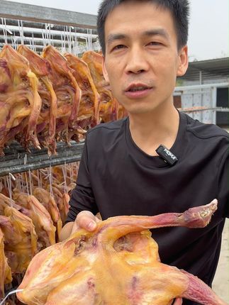 正宗湖北特产荆门风干鸡,5只只要100多还包邮到家,喜欢赶紧 来试试吧!肉质紧实很有嚼劲~口感咸香非常好吃,腊香味十足!老婆一口气买了5只,老人小孩都爱的,风干鸡#好吃不贵经济实惠 #地方特色美食 #湖北美食推荐 #食材新鲜才是硬道理