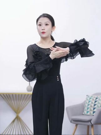 融合优雅大方与别致简约风格的舞蹈上衣,跳舞必备,值得入手。 #摩登舞服 #国标舞服 #交谊舞服 #广场舞服装