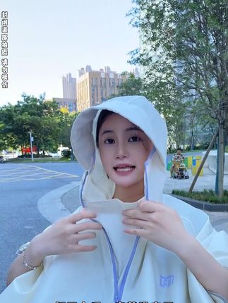 这雨衣,防水能力太牛了,暴雨倾盆也能从容骑行!#雨衣 #下雨天 #骑车必备 #雨天出行 #雨衣推荐