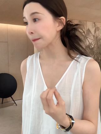 设计苎麻混纺V领背心 🌿夏日氛围感穿搭C位选手!这款设计感苎麻混纺V领背心,用肌理感苎麻混纺面料自带降温buff,透气不贴肉~深V剪裁露出精致锁骨,肩带做了加宽防滑设计,抬手不怕走光。前短后长的不规则下摆藏住臀部线条,燕麦白/炭灰两色高级又百搭,单穿配阔腿裤是清冷盐系,叠穿衬衫秒变文艺博主~ #苎麻背心 #V领设计 #夏日氛围感 💡面料优势:苎麻混纺比纯棉更挺括,出汗不黏身,机洗后挂晾就能恢复垂坠感,懒人打理无压力!