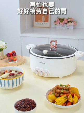 晚上加班后想吃点热乎的饭菜,还得是我老婆,老早就入手了这个摩动三宫格电火锅,一格煮上饭,一格炖了肉,一格还能煲汤,#饭菜一锅出 来我都爱了#好好吃饭