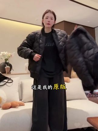 桃子家原版开发给姐妹们省下16000块羽绒服~有谁能不爱上! 🔥这件羽绒服是冬天里的移动被窝吧!PEACHZHOU飞行员外套太绝了❄️ 一到冬天就变成怕冷星人🥶 终于被我挖到这件宝藏羽绒服! 穿上直接暖到心坎里✨ 👉PEACHZHOU这款棒球领设计太戳我 休闲中带点帅气 搭配牛仔裤绝了 宽松版型藏肉效果满分💯 微胖姐妹也能穿出娇小感! 白鸭绒填充超级蓬松柔软 像被云朵包裹着一样☁️ 绗缝走线工整又精致 完全不会显得臃肿~ 最爱的是细节处的徽章装饰 瞬间提升整体时尚感 棒球领设计减龄又俏皮 随便一穿就很有造型感✨ 保暖度真的没话说❄️ 零下天气内搭一件毛衣就足够 轻便到穿着跳舞都没问题💃 冬天想要保暖又不失时尚 选这件准没错! #冬日穿搭 #羽绒服种草 #保暖外套 #PEACHZHOU #桃子PEACHZHOU