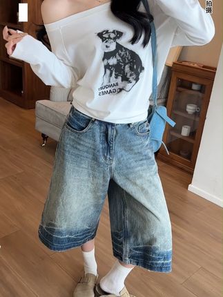 自带慵懒松弛感的小狗印花斜肩上衣真的巨遮肉显瘦!#今日穿搭 #慵懒感穿搭 #遮肉显瘦 #显瘦穿搭 #早秋穿搭