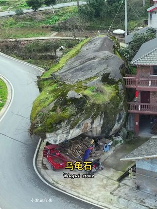 重庆最火乌龟石,前面堆满了柴木,身上被刻满了文字,甚是神秘#乌龟石 #自然奇观 #神秘 #旅行推荐官