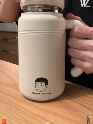 带把手大容量陶瓷覆层保温杯 还是这种带把手的#保温杯 用起来更顺手!一升的超大容量直接够一天的量了,里面还是陶瓷覆层保温想过更好 更好清洗!#大容量水杯   #大容量保温杯
