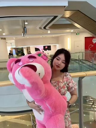 送一只草莓熊做情人节礼物怎么样?#草莓熊 #毛绒玩具 #情人节礼物