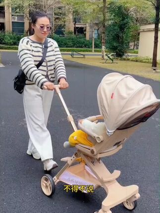 还是婆婆贴心,宝宝刚出生就准备了这个遛娃神器,360度旋转,可坐可躺,一键折叠,太方便了。 #宝宝车  #婴儿推车