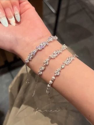 戴过最好看的手链!这条范琦紫藤花手链美到失语~链子是 925 银的,戴着舒服不过敏~紫藤花造型超精致,花瓣细节满满,戴在手腕间温柔又浪漫,感觉自己就是温柔本身!轻奢高级感,日常戴不夸张,约会通勤都吸睛,生日节日送女生,拆开盒子她眼睛都亮了!#范琦紫藤花手链  #女生银手链  #轻奢锁骨链  #送女生礼物  #温柔风手链