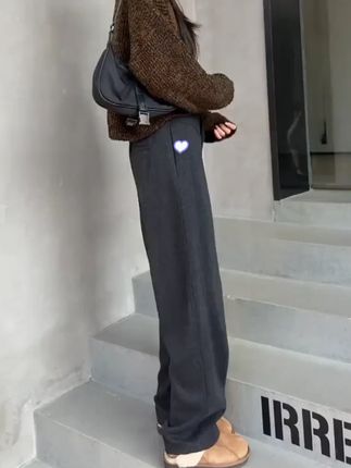 NUMEN BUTTON灵扣女款秋冬灰色香蕉裤,直筒休闲超时髦! #直筒窄版裤 #女款香蕉裤 #秋冬休闲裤 #灰色阔腿裤 #灵扣香蕉裤