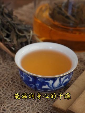 秋风起,最适合泡一壶凤凰单丛鸭屎香。它的香气,能穿透秋天的萧瑟;它的茶汤,能滋润身心的干燥。这杯茶,喝的不仅是味道,更是一份秋日的熨帖与安然。#秋日茶饮 #鸭屎香 #凤凰单丛 #茶生活 #召唤茶友