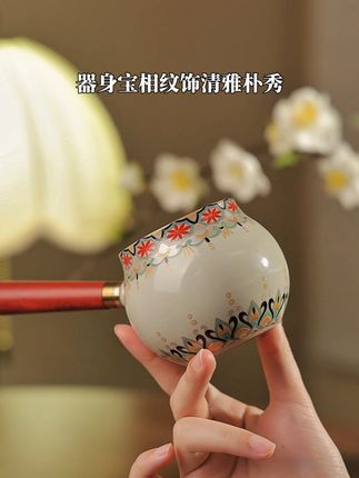 经典宝相花纹雕刻,釉色温润如玉,摆在茶席上就是艺术品~#侧把公道杯 #公道杯推荐 #唐丰宝相花侧把公道杯