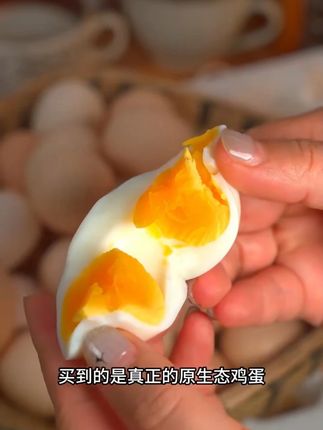地道农家林中散养土鸡蛋50枚!远离喧嚣乡村,有片自由天地,是农家土鸡的乐园!它们在山林间自在踱步,啄食虫草与谷物。 每一枚鸡蛋,都是自然馈赠。轻轻磕开,浓稠蛋清裹着饱满金黄蛋黄,细闻是淡淡蛋香。水煮或烹饪,入口皆是儿时纯粹美味,每一口都满是自然生机。 农家散养土鸡蛋,魅力独特。数量有限,刷到就别犹豫,闭眼冲!!#鸡蛋 #土鸡蛋#超便宜超划算 #口感特别好吃 #快来一起尝个鲜