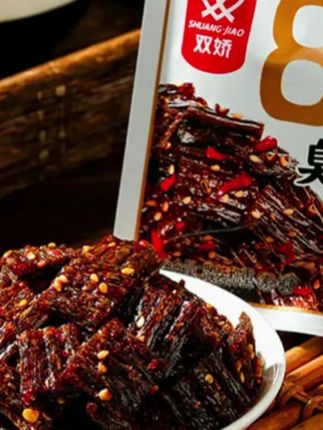 湖南长沙正宗臭干子还原地道长沙风味,闻着带独特豆香,咬开瞬间麻辣爆汁,外韧里嫩超入味,辣度适中不烧胃,每一口都够劲。作为网红爆款,它还带着童年怀旧感,是很多人小时候爱吃的零食,夏日里嘴馋时吃几包,开胃又解闷。独立小包装干净卫生,方便随身携带,拆开即食不用等,不管是追剧、办公间隙还是外出游玩,都能随时解馋。用料实在,豆香浓郁,没有怪味,吃着放心,轻松满足对长沙特色小吃的喜爱。#湖南长沙臭干子 #麻辣爆汁臭干子 #网红爆款臭干子 #怀旧童年零食 #夏日解馋臭干子