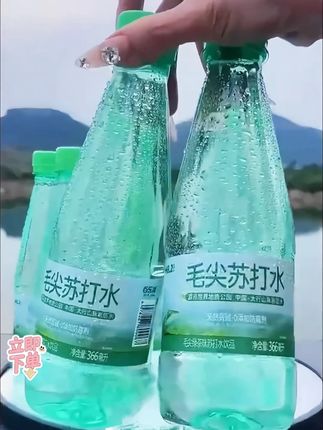 信阳毛尖苏打水12瓶天然苏打水碱性批发整箱夏日必备饮品饮料夏 买回来才知道, 它真的好喝到离谱! 就是这个毛尖茶苏打水, 到手一箱12瓶, 你看才多少! 甄选一芽两叶的优质信阳毛尖 和太行山优质岩层水, 啥啥都是零食! 天然的弱碱性, 水偏是8.2左右, 打开就是浓郁毛尖茶香, 水质顺滑, 口感清甜甘烈。 平时大鱼大肉 厚厚宿醉的早上来一瓶真的很舒服! 关键这家库存太少了, 没喝过的一定要试试!#苏打水推荐 #弱碱性 #仙女都在喝什么