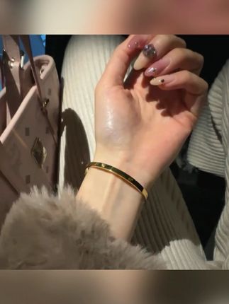 钛钢手镯 不掉色洗手洗澡不用摘经典镶钻开口卡扣手镯显白J106#钛钢手镯 #镶钻手镯 #不掉色手镯 #显白手镯 #经典手镯