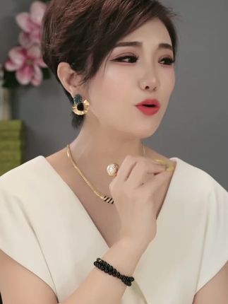铜合金合成锆石耳饰 2025欧美轻奢新款复古高级感金色耳环女耳圈#女人味 #美出高级感 #穿出高级感 #做精致女人 #谁穿谁好看