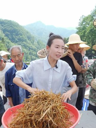 优【黄花菜】农家自晒干净清香煲汤 #我的农村生活 #大山里的味道 #纯天然无添加 #抖音助农扶农 #我为家乡农产品代言 @DOU+小助手 @DOU+上热门