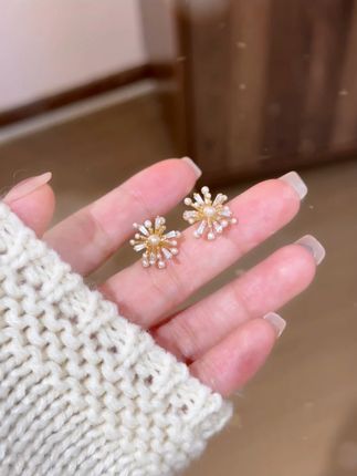 浪漫与氛围感超绝的满镶雪花耳钉,戴上精致又高级 #耳环控 #耳饰 #耳饰推荐 #美出高级感 #秋季搭配