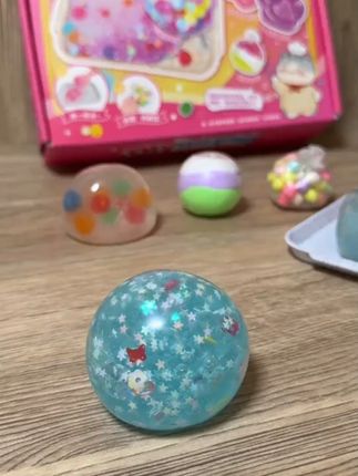 为了让孩子少看电视,给她买了这个小朋友自己就能diy的炒冰捏捏球,真的太解压了,一盒可以做出六款不同的捏捏,孩子玩的停不下来#手工diy #手作捏捏球