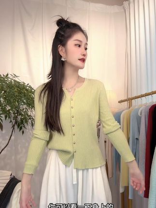 花倾慕金属纽扣长袖针织开衫女显瘦时尚百搭洋气春秋薄款软糯上衣#针织开衫穿搭 #针织衫女 #针织毛衣 #简约搭配 #品质女装