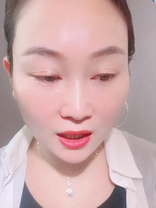 Hi there! How can I assist you #足银耳饰 #999纯银 #轻奢简约 #刘亦菲同款 #素圈耳环 这款耳环采用999足银材质,设计简约大气,佩戴舒适不易过敏。素圈造型经典百搭,适合日常搭配。耳环表面光滑细腻,质感出众。无论是休闲还是正式场合都能轻松驾驭,展现优雅气质。