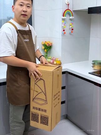 厨房这个转角一定不要浪费掉,可以放这要的旋转置物架,不占空间,大小调料瓶罐放在里面收纳,关上门也不用担心油烟污渍,实用又美观#旋转置物架 X