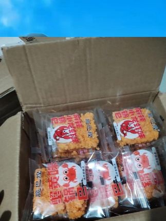 我的天呐!什么时候蟹黄糯米锅巴都卷到那么便宜啦!口感超扎实!咸咸香香的还带着糯米的清甜!追剧炫真的不要太过瘾啊!#蟹黄锅巴 #锅巴 #超便宜超划算 #追剧小零食 #无限回购的宝藏单品