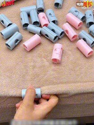 这个小玩意真的很好用,把他扣在床上,床单就不会乱跑了 #收纳整理 #床单固定器 #铺床神器 #铺床单"